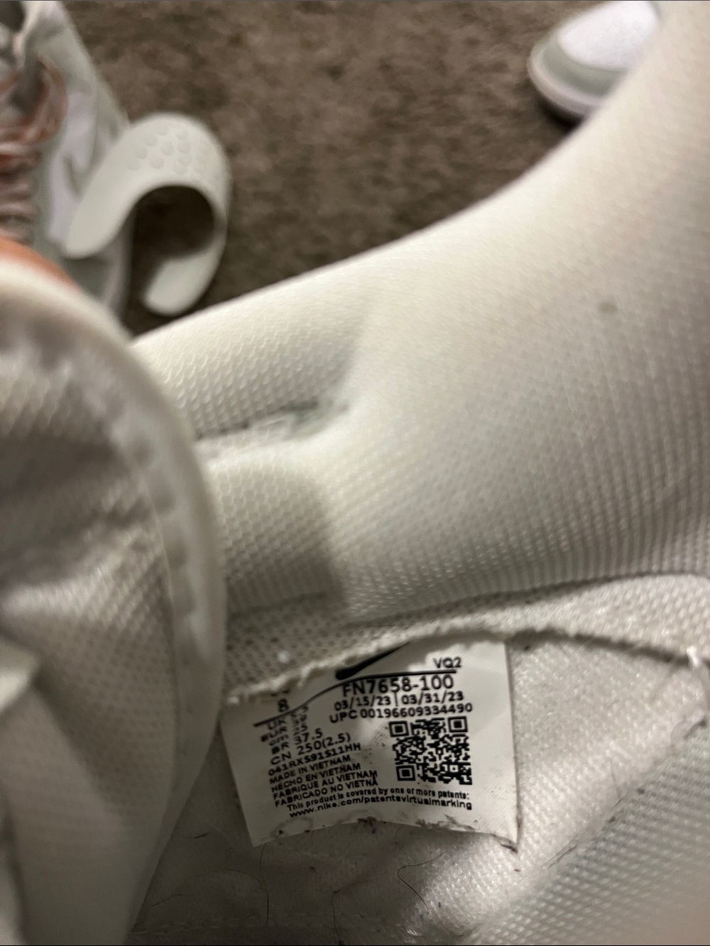 Nike Low-Top Dunks in Sage Green and White - Picture 2 of 2